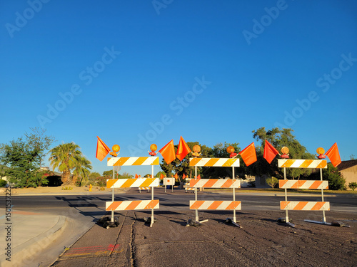 Papier peint Bright yellow lights mounted on top of highly visible traffic control barricades