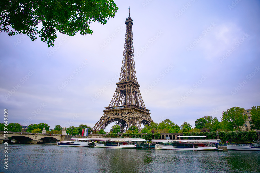Fototapeta premium Springtime on the River Seine with the Eiffel Tower and Boats in Paris