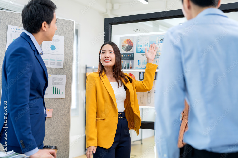 Obraz premium Asian business woman with friend In a modern office setting, a group of coworkers collaborate on renewable energy solutions, focusing on ESG principles and sustainable business practices