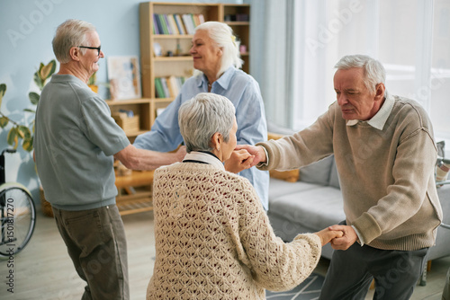 Fotografía Group of elderly individuals engaging in conversation and smiling, while holding