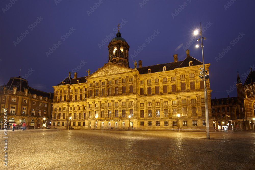 Fototapeta premium The Royal Palace at dusk, Amsterdam, Netherlands