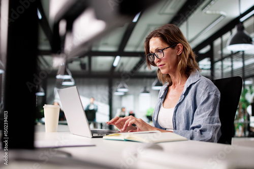 Plakat Learning Advisor Hosts Online Course Webinar In A Virtual Classroom