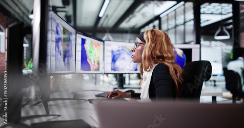 Quadro su tela African American Woman Researching Climate Science On Computer Screen