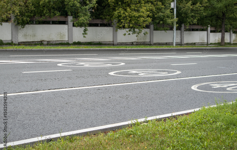 Obraz premium View of road markings for 40 mph speed limit zone, city road
