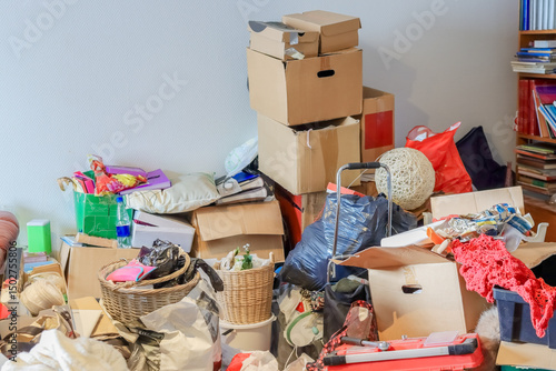 Papier peint Hoarder's living room is filled with possessions