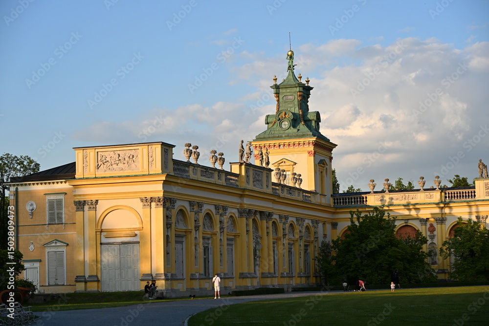 Fototapeta premium pałac króla Jana Trzeciego Warszawa plac główny w popołudniowym słońcu nawy ogród piękne zdobienia
