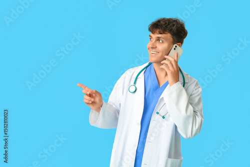 Male medical student talkin...