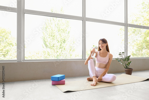 Sporty young woman with wat...