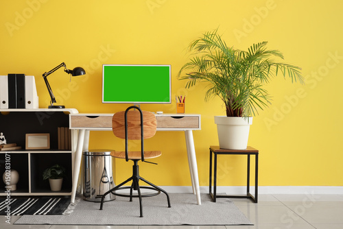 Modern home office workspac...