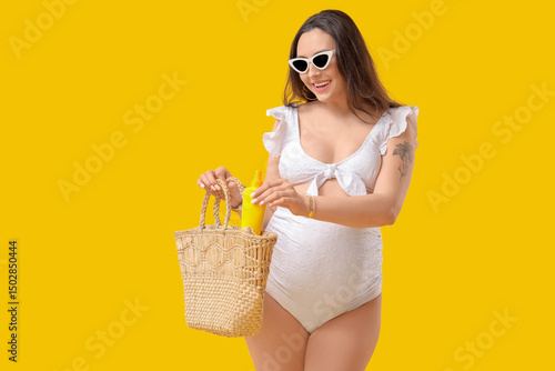 Young pregnant woman in swi...