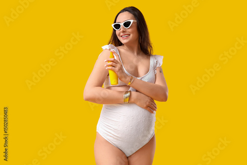 Young pregnant woman applyi...