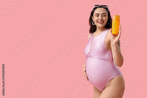 Young pregnant woman with b...