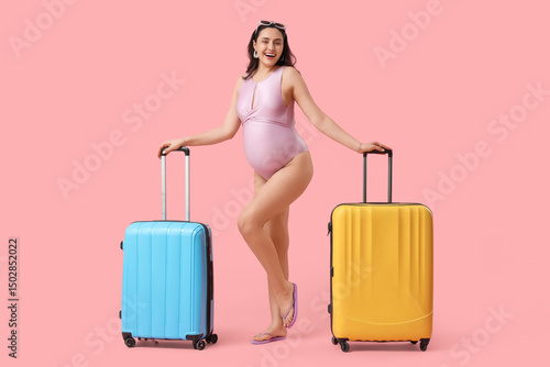 Young pregnant woman with s...