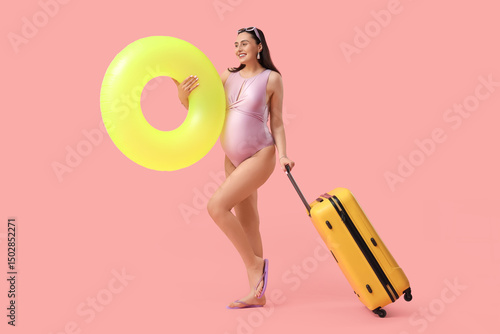 Young pregnant woman with i...