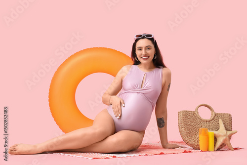 Young pregnant woman with t...