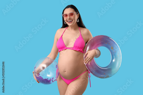 Young pregnant woman with b...