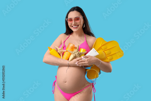 Young pregnant woman with b...