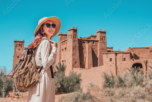 Cuadro en lienzo Tourist with backpack and hat enjoying view of fortified city of Ait Benhaddou,