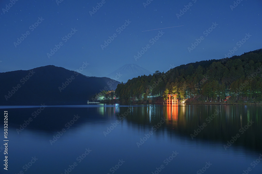 Obraz premium Night View of Moto Hakone with Torii Gate and Mount Fuji
