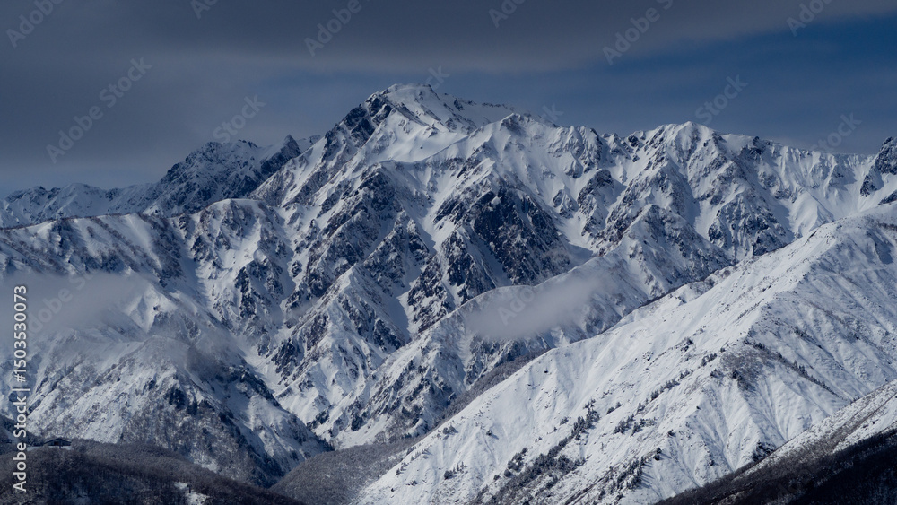 Obraz premium 曇り空 冬の北アルプス 長野県白馬村