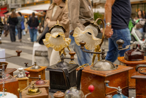 Fototapeta Naklejka Na Ścianę i Meble -  vintage objects on sale at the flea market in Paris