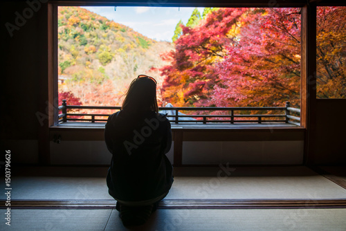 Canvastavla woman enjoy colorful autumn leaf view of Rurikoin temple window, Kyoto