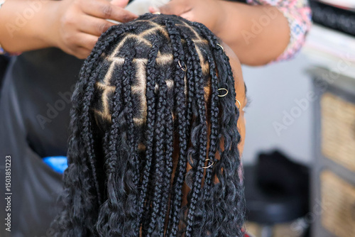 Canvastavla Black woman having her hair braided
