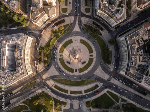 Cuadro en lienzo Beautiful aerial view to old historic Marques de Pombal roundabout