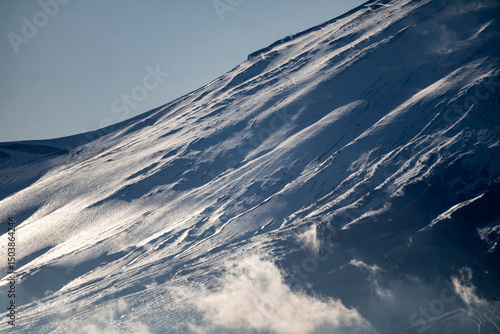 雪化粧の富士山と雲が流れる冬の風景アップ
Snow-covered slopes of Mt. Fuji with drifting clouds