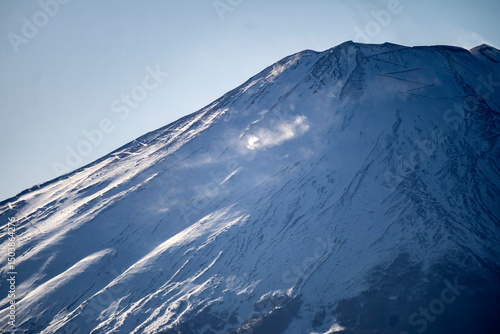 雪化粧の富士山と雲が流れる冬の風景アップ
Snow-covered slopes of Mt. Fuji with drifting clouds