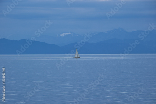 Bodensee, Segelboot vor den Alpen
