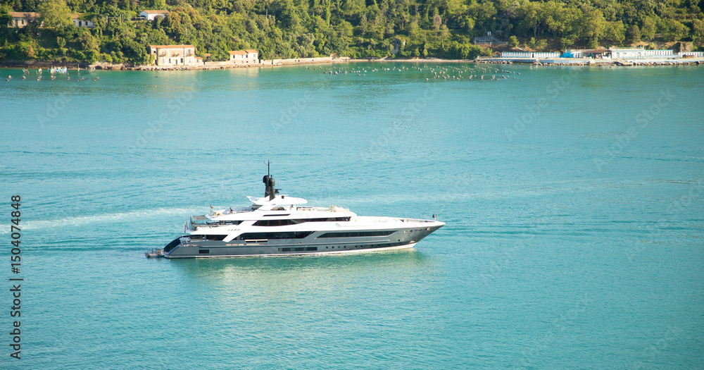 Obraz premium boat sailing in the gulf of poets of portovenere 5 terre