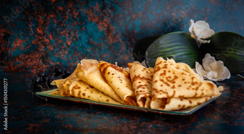 Pila de crepes caseras frescas con limón sobre fondo rústico