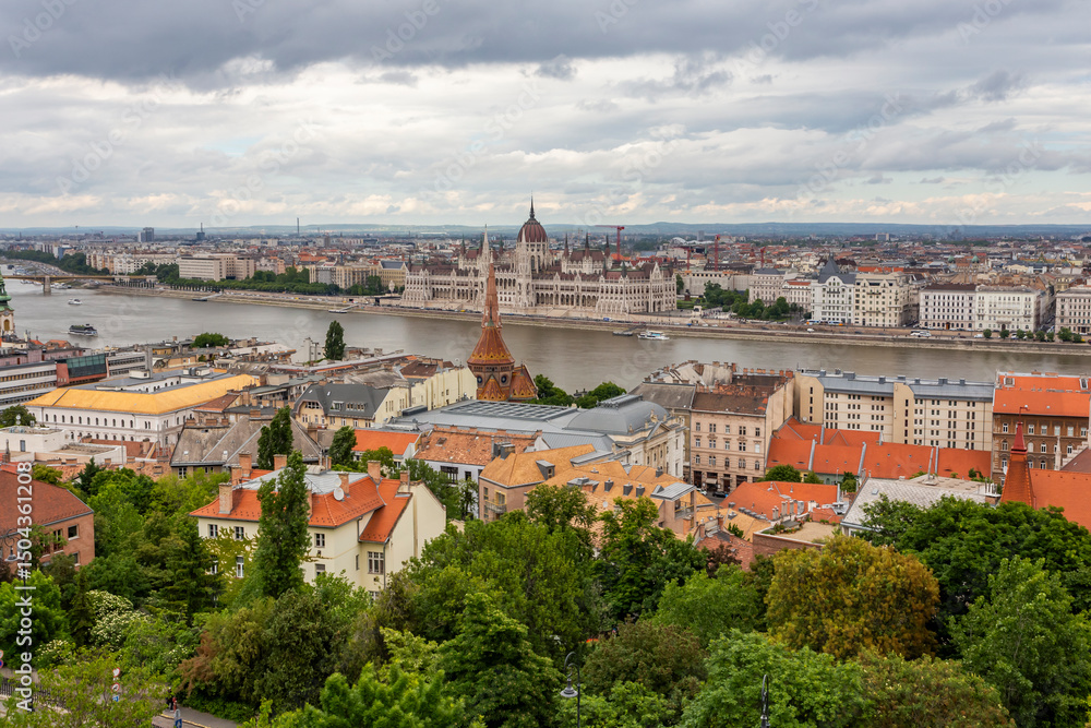 Obraz premium Beautiful view from above of the Danube River and historical buildings of the city center of Budapest, Hungary