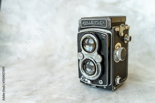 Fotografie Rolleiflex is a two-lens reflex camera from Rollei