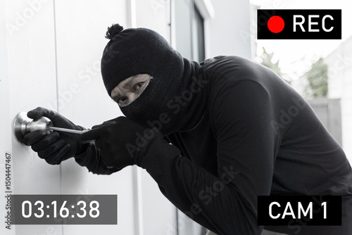 Fotografi Masked burglar caught on surveillance camera while breaking into house with scre