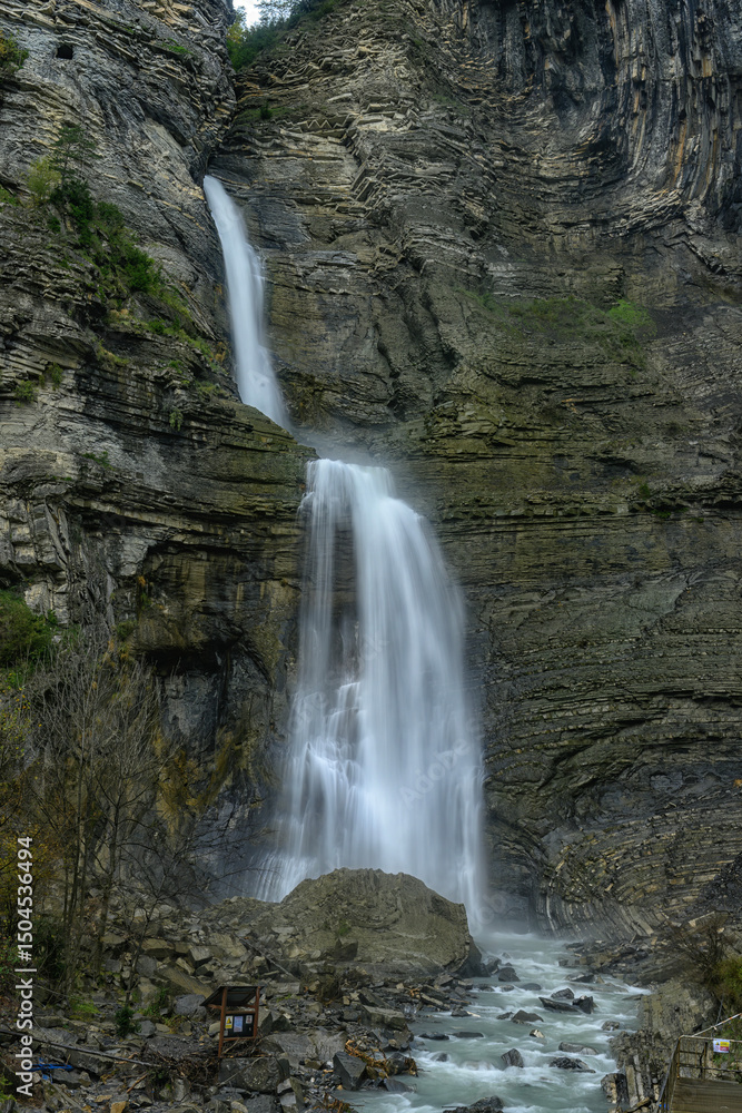 Obraz premium Majestic Sorrosal Waterfall Cascading Over Rock Formations in Broto