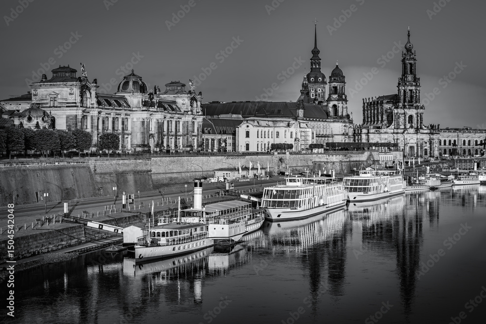 Obraz premium Dresden, the German federal state of Saxony city, river, old europe