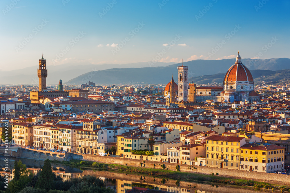 Obraz premium Beautiful view on hard of amazing Florence city and the Cathedral at sunrise, Florence, Italy 