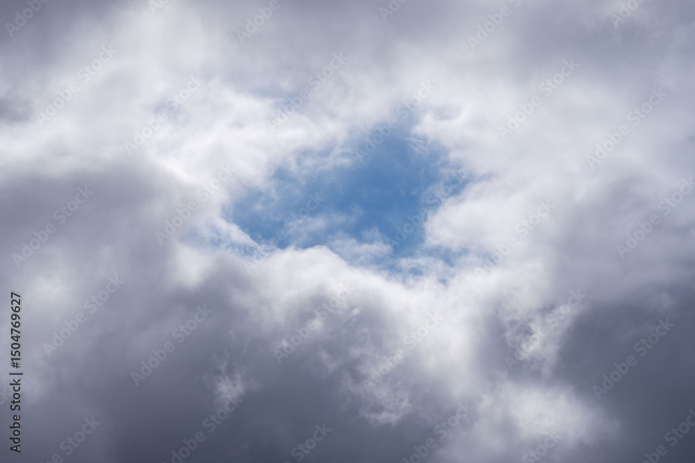 Fototapeta premium 雲の晴れ間に青空が見える 5月の空01