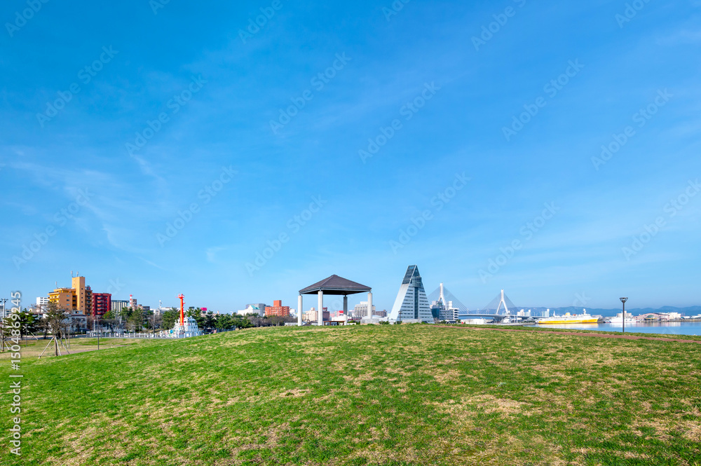 Fototapeta premium 【青森港:青森ベイエリア】青森ベイエリア早朝の風景。青森中央ふ頭緑地からの風景