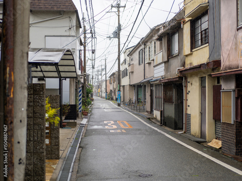 雨が降る路地の風景