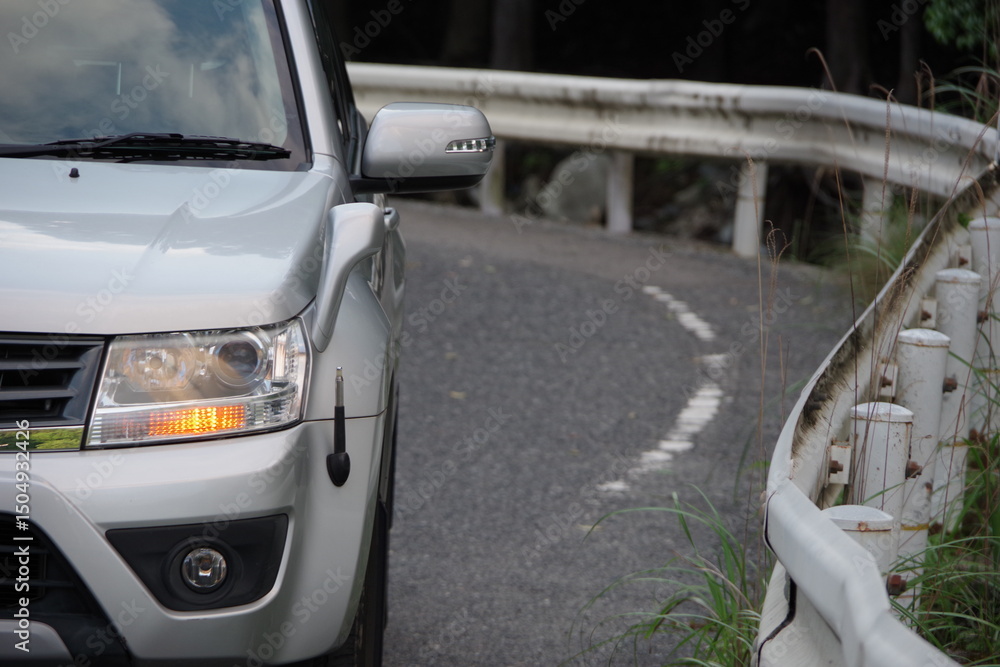 Fototapeta premium 銀色の車のヘッドライト