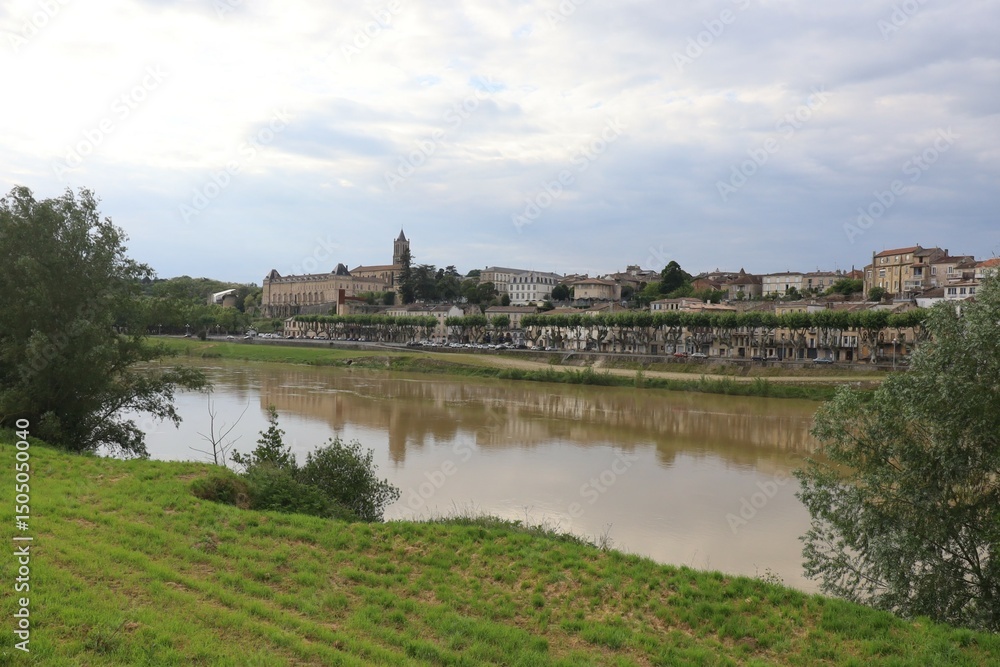 Le fleuve la Garonne, village de La Réole, département de la Gironde, France Le fleuve la Garonne, village de La Réole, département de la Gironde, France