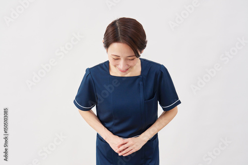Fototapeta 女性　美容看護師　お辞儀　白背景