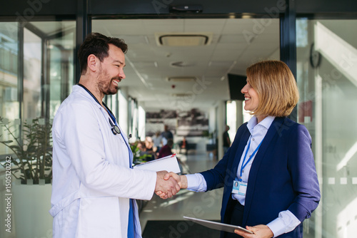 Foto Confident female medical sales representative introducing herself to doctor