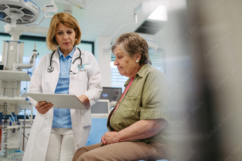 Obraz premium Geriatrician talking about test results with senior patient during check-up.