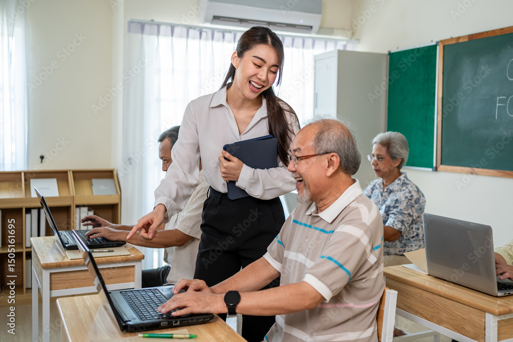 Obraz premium Asian female instructor teaching mature students in classroom at school. 