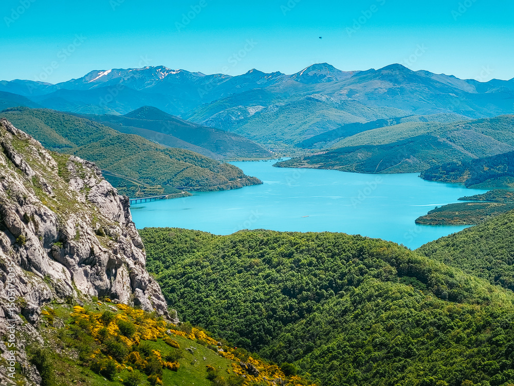 Fototapeta premium Hiking trail overlooking turquoise lake and majestic mountains