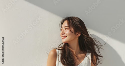 美しい髪が靡いているアジア人女性